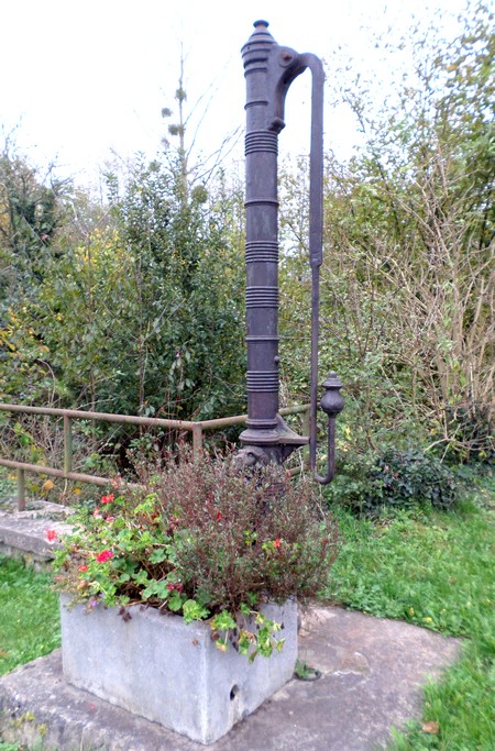 Ancienne pompe à Felleries.
