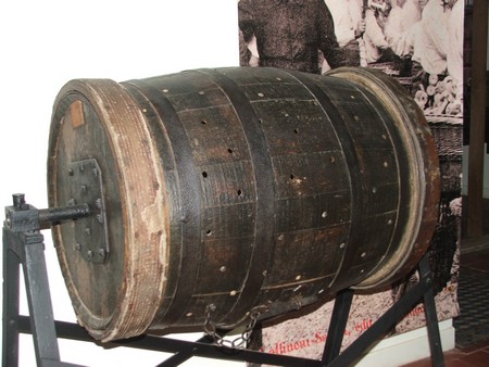 Tonneau à polir au musée de Felleries