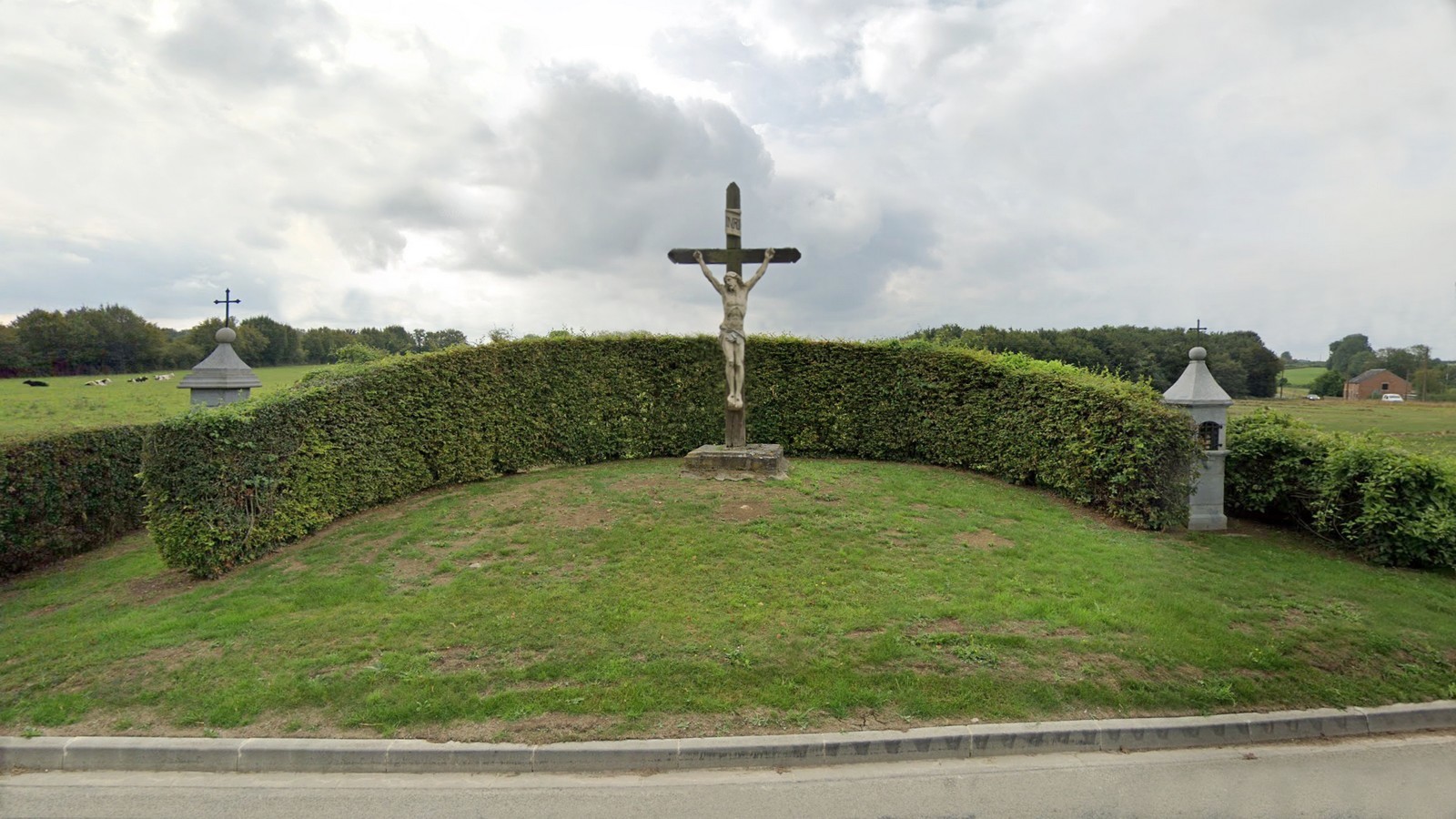 Féron, le calvaire et ses deux oratoires.