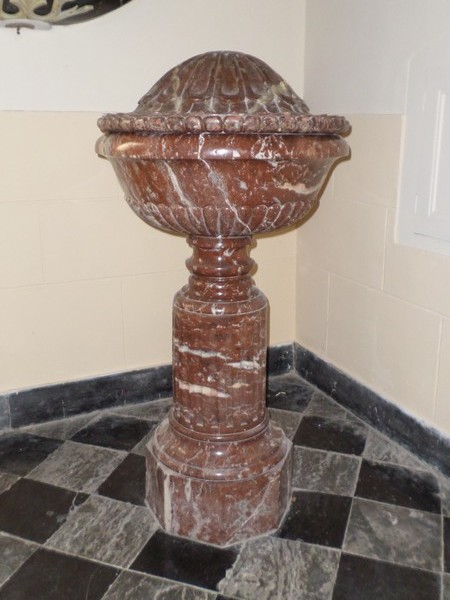 Eglise de Féron, les fonts baptismaux.