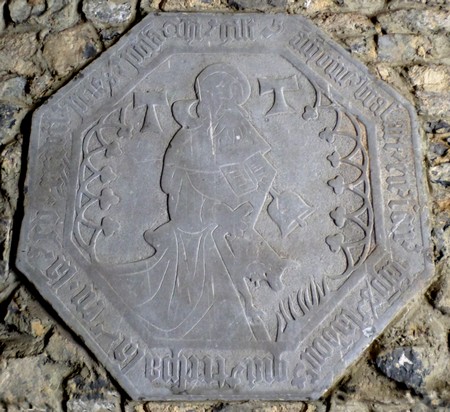 Eglise St Amand à Ferrière la Grande, pierre tombale.