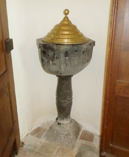 Eglise de Flaumont Waudrechies, fonts baptismaux.