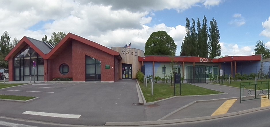 La nouvelle mairie et l'école mixte de Fontaine au Bois.