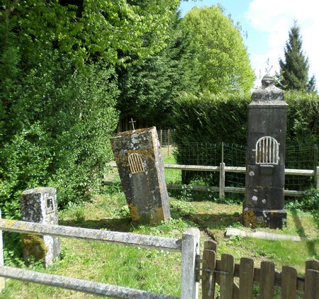 Fontaine au bois, oratoires.
