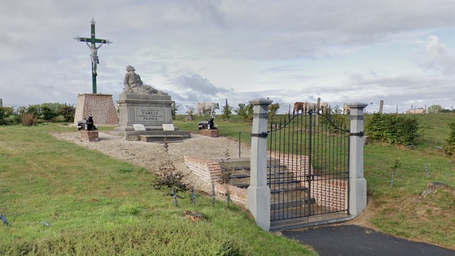Le monument aux Morts et le calvaire de Forest en Cambrésis