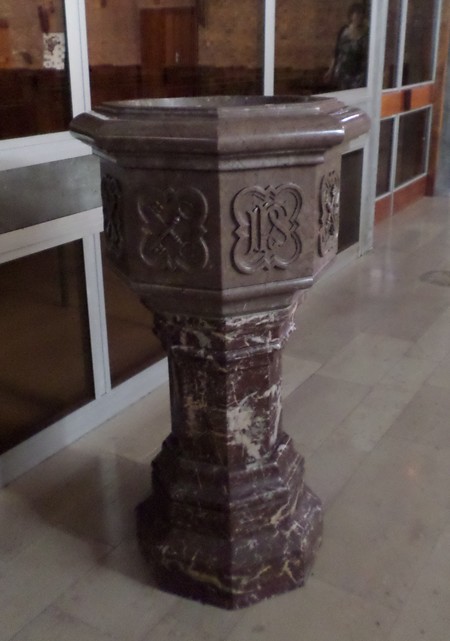 Les fonts baptismaux de l'église Saint-Pierre à Fourmies.