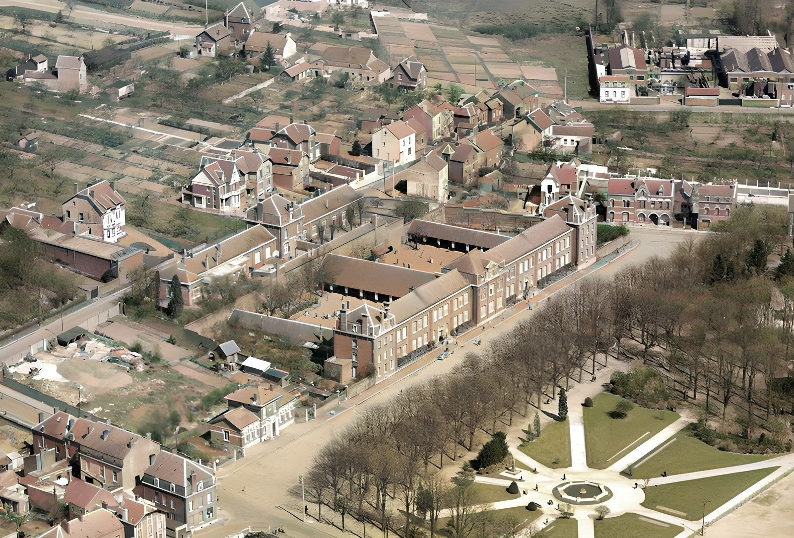 Le groupe scolaire en 1950, aujourd'hui Hôtel de ville de Fourmies. 