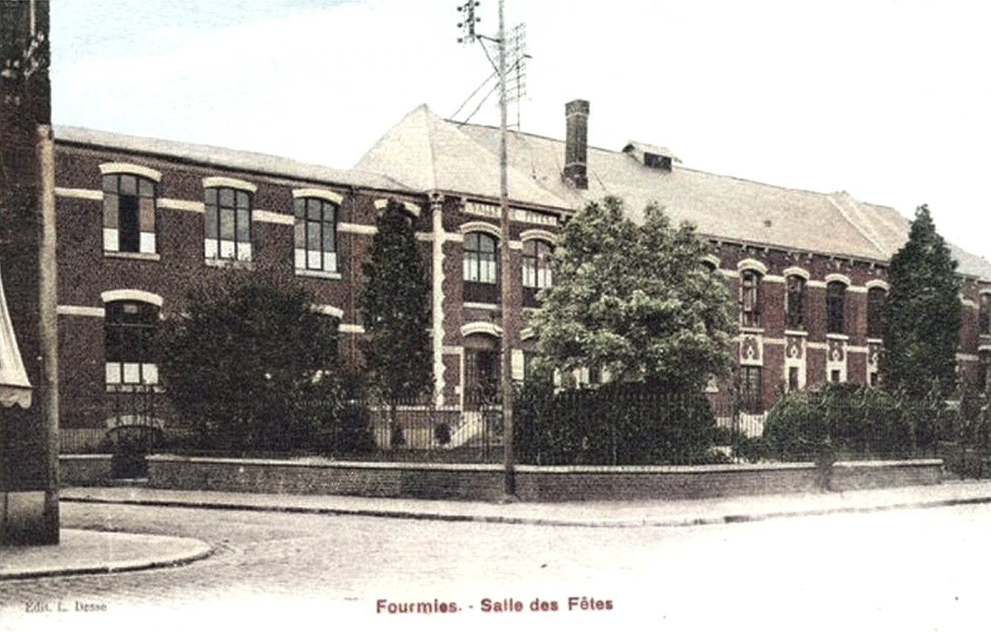 Cinéma Le Palace à Fourmies carte postale ancienne.