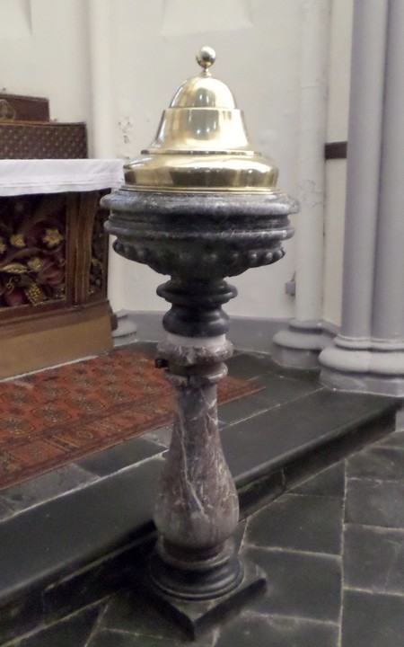 Église Saint-Jean-Baptiste de Ghissignies, fonts baptismaux.