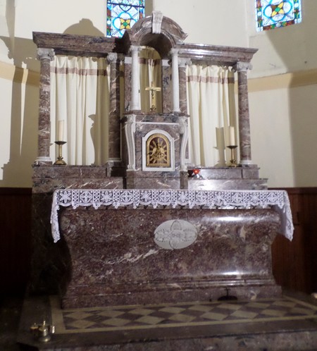 Église Saint-Jean-Baptiste de Ghissignies., l'autel.