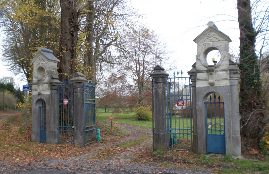 Ghissignies, entrée du château Dupire