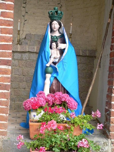 Statue dans la chapelle de  notre dame des Victoires à Ghissignies