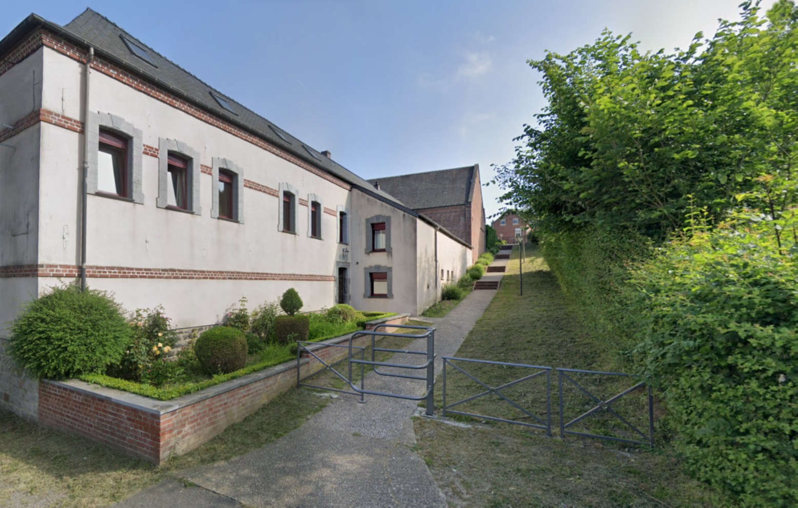 Le sentier près de la Mairie de Ghissignies.