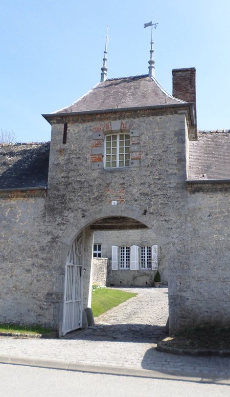 Porche pigeonnier à Glageon.