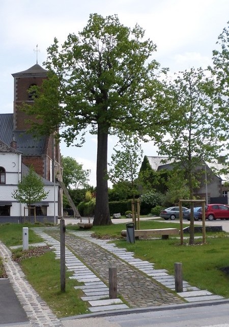 Chemin des Exilés à Pompe à eau installée sur la Place de Gognies Chaussée.