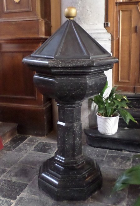 Eglise de Gognies Chaussée, fonts baptismaux.