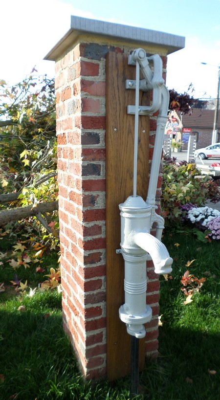 Pompe à eau installée sur la Place de Gognies Chaussée