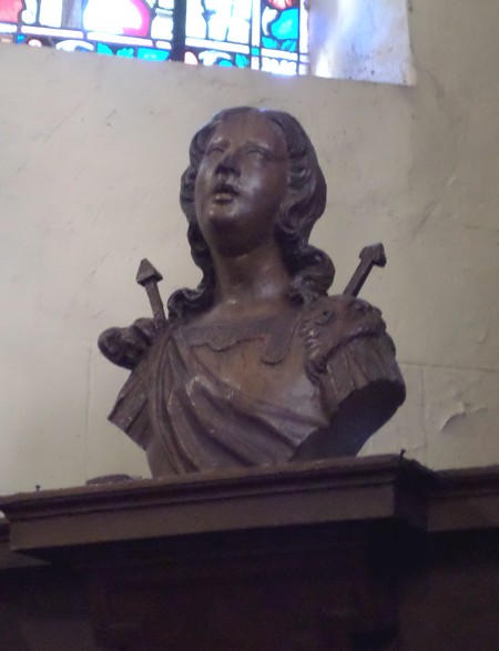Eglise de Gommegnies, buste en bois.