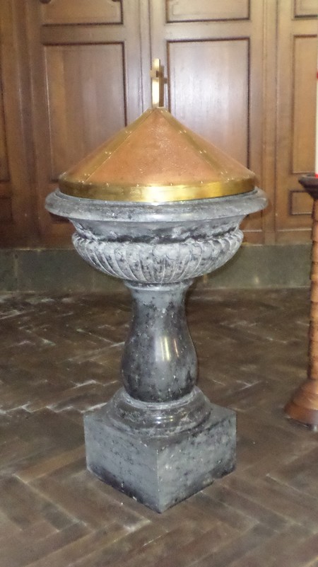 Eglise de Gommegnies, les fonts baptismaux.