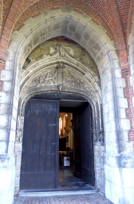 Porche de l'église de Gommegnies
