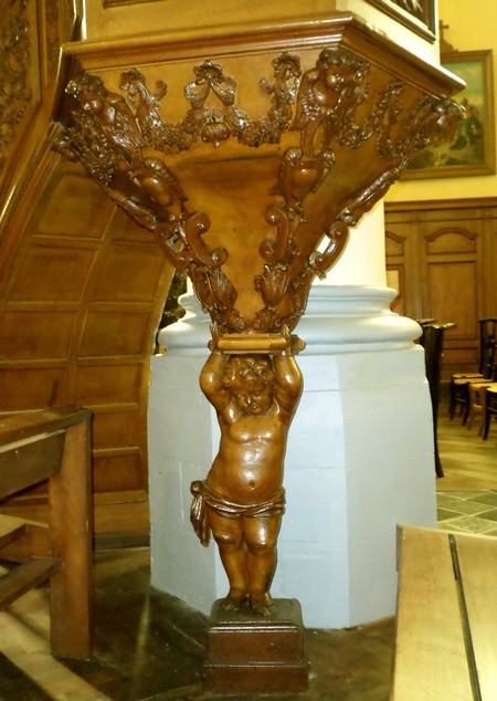 Eglise de Gommegnies, socle de la chaire.
