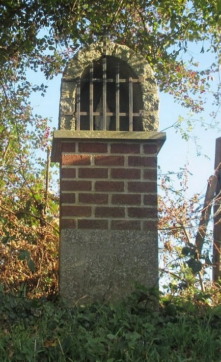 Oratoire en brique et pierre bleue à Gommegnies