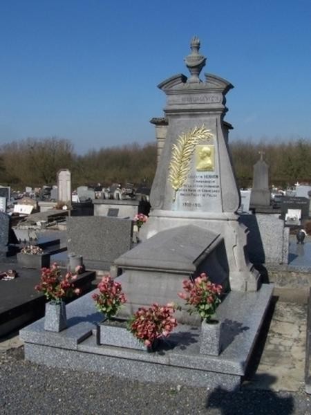 La tombe de Célestin Hennion située dans le cimetière de Gommegnies