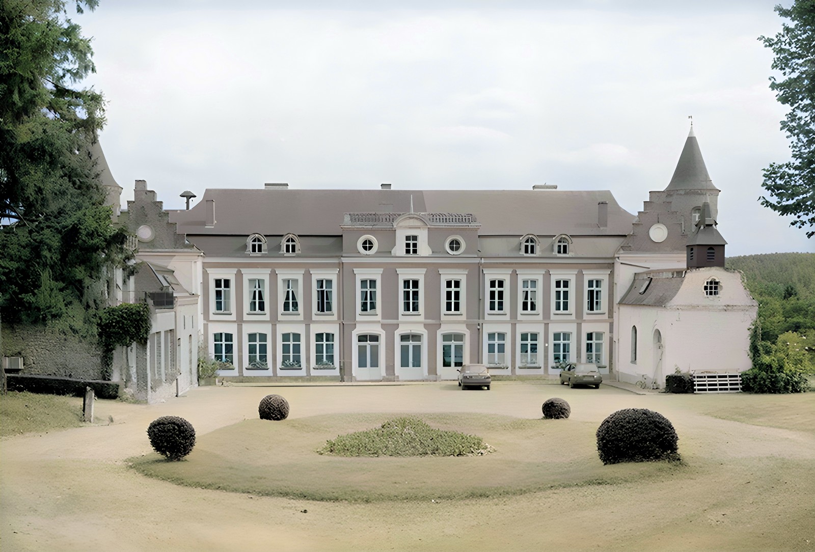 Gussignies, carte postale du château.