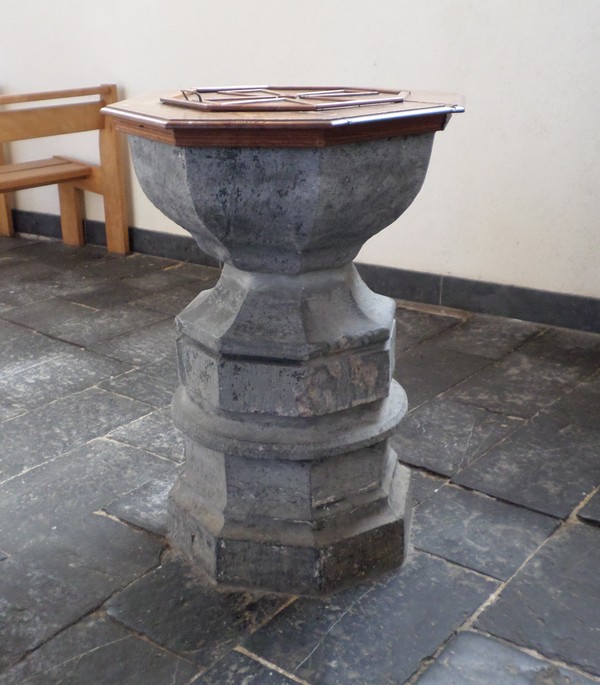 Eglise de Gussignies, fonts baptismaux.