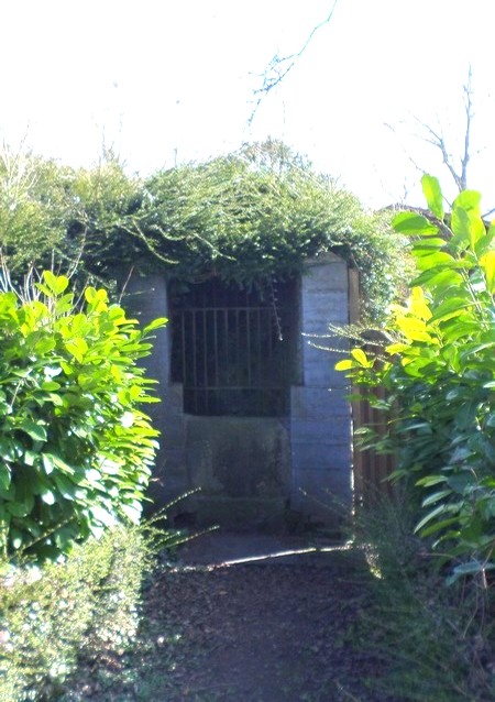 Gussignies, la fontaine.