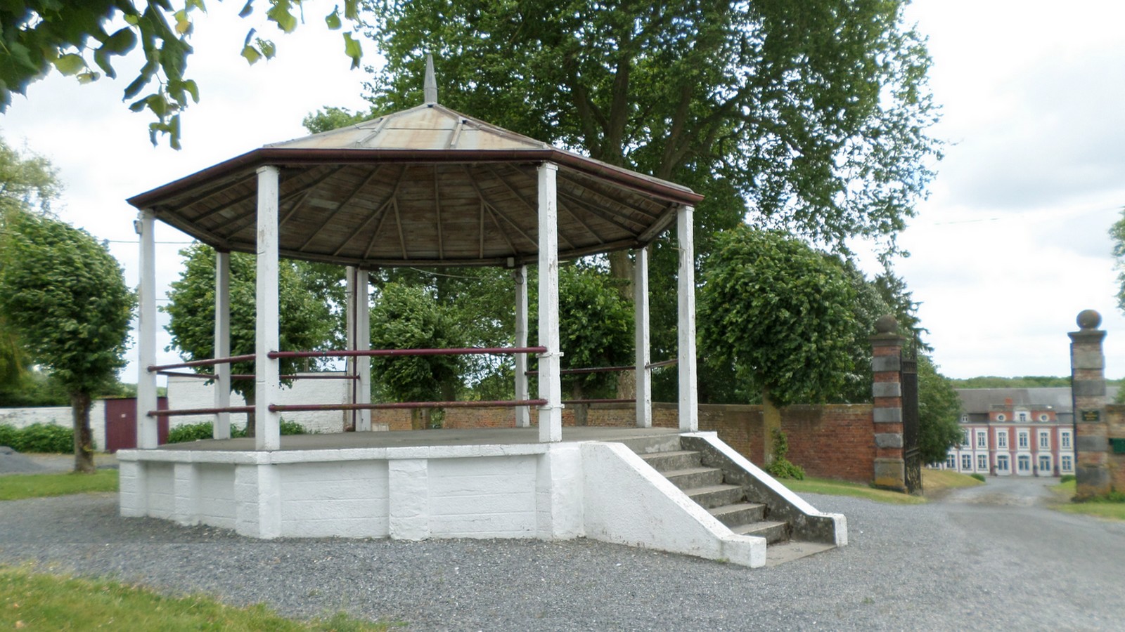 Kiosque et château de Gussignies