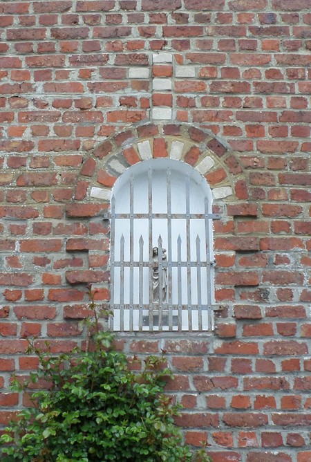 Niche à Gussignies.