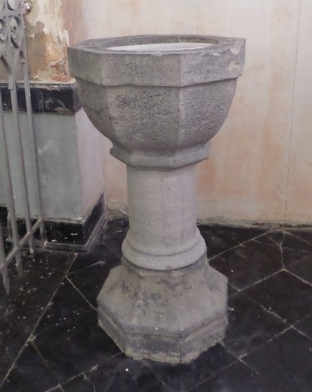 Eglise de Hargnies, fonts baptismaux.