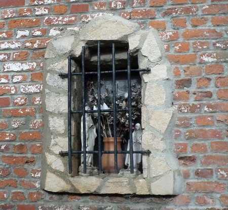 Hargnies, niche dans un mur