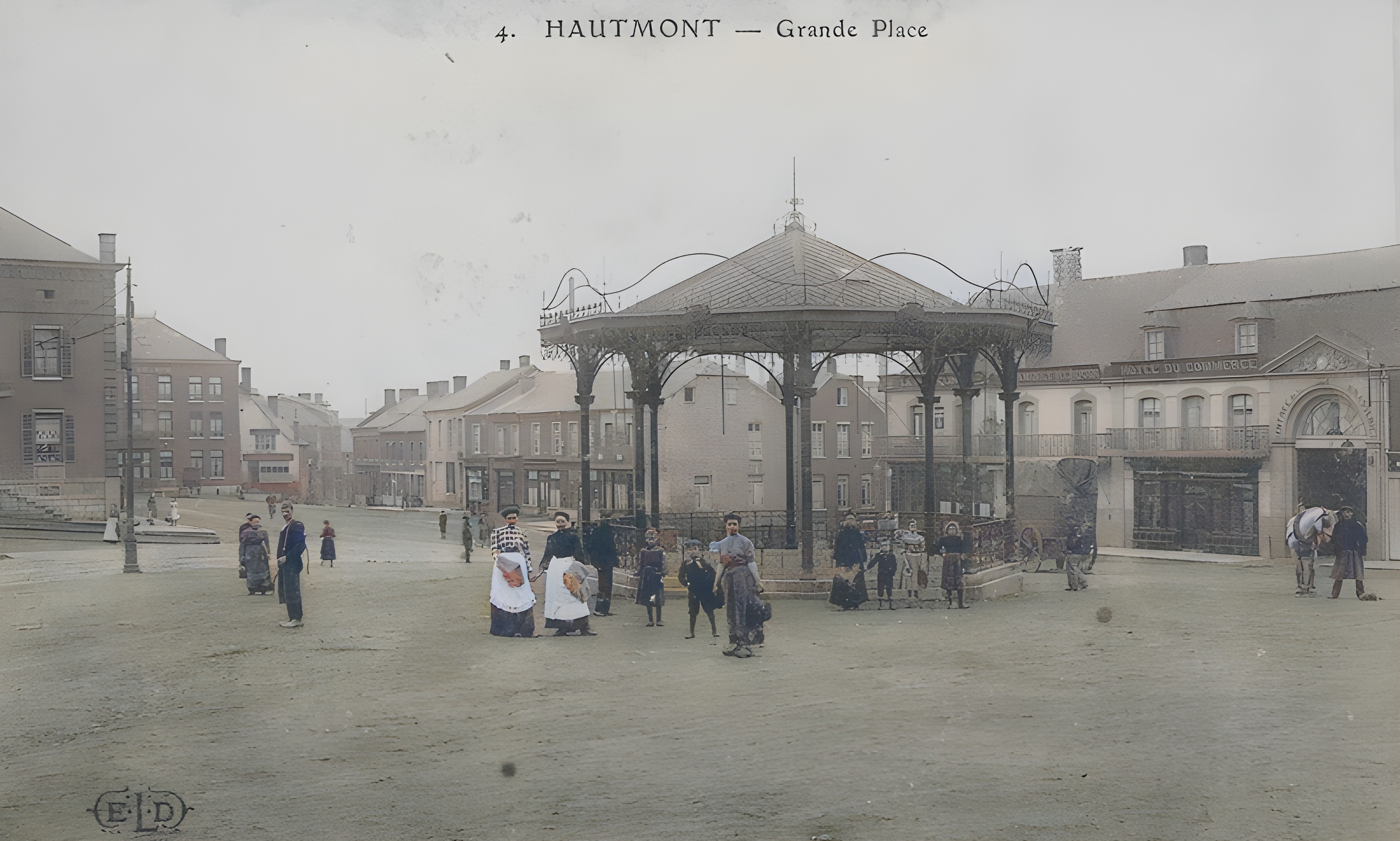La place d'Hautmont, le kiosque