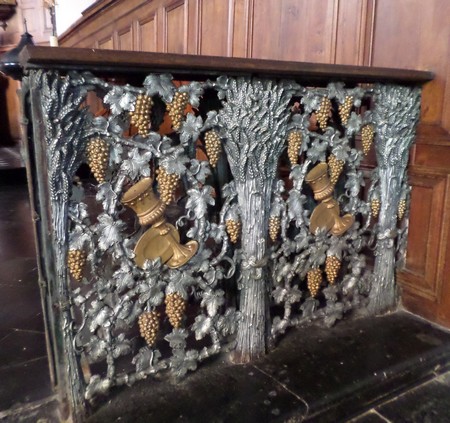 Eglise d'Houdain lez Bavay, le banc de communion.