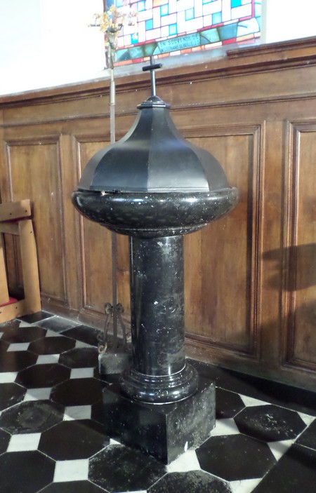 Eglise d'Houdain lez Bavay, les fonts baptismaux