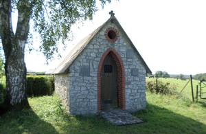 Chapelle de l'Avesnois en pierre bleue.