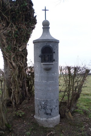 Oratoire en pierre bleue typique de l'Avesnois.