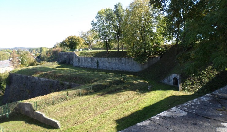 Avesnois: Les remparts d'Avesnes sur Helpe.