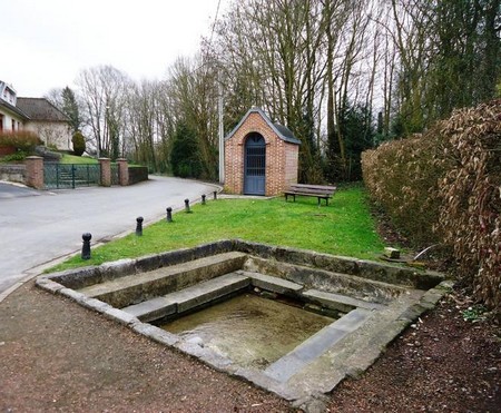 Fontaine et chapelle à Jenlain