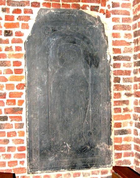 Pierre tombale dans l'église de Jeumont