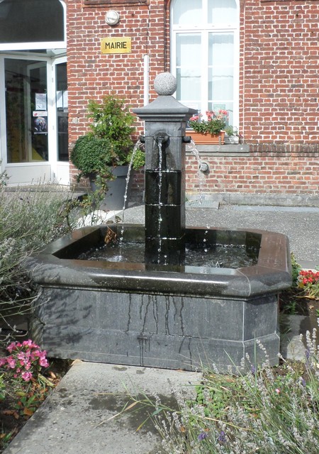 Mairie de Jolimetz, la fontaine.