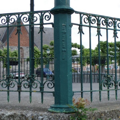 Le kiosque à musique d'Avesnelles, détail des colonnes en fonte.