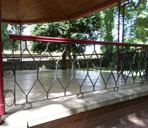 Le kiosque à musique de Bavay, garde-corps.