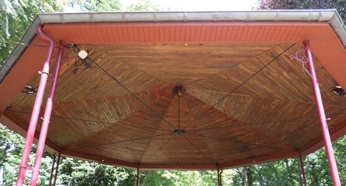 Le kiosque à musique de Bavay, le plafond.