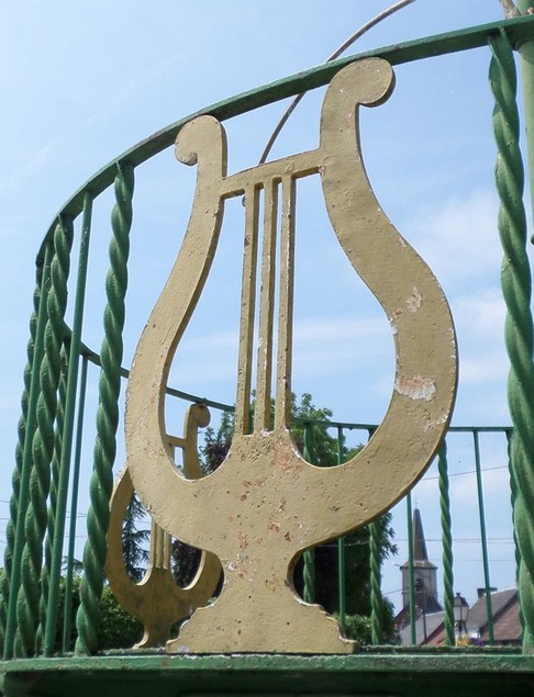 Le kiosque à danser de Beaufort, la lyre.