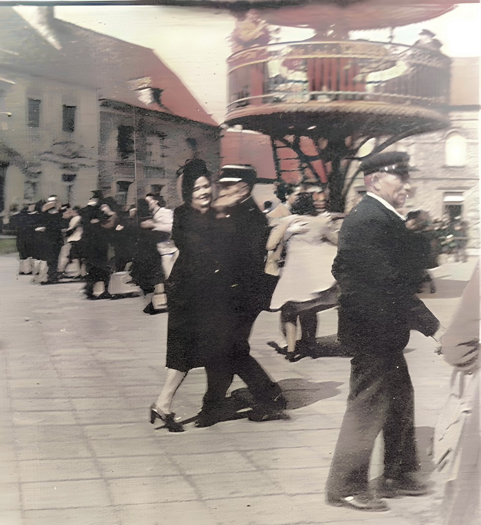 Carte postale ancienne du 1er kiosque à danser de Cartignies