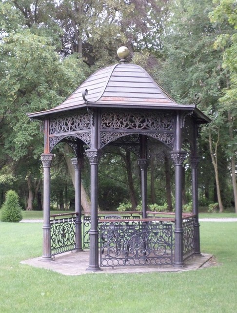 Le kiosque du château de Dourlers.