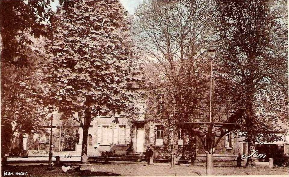 Le kiosque à danser de Grand Fayt sur une carte postale ancienne.